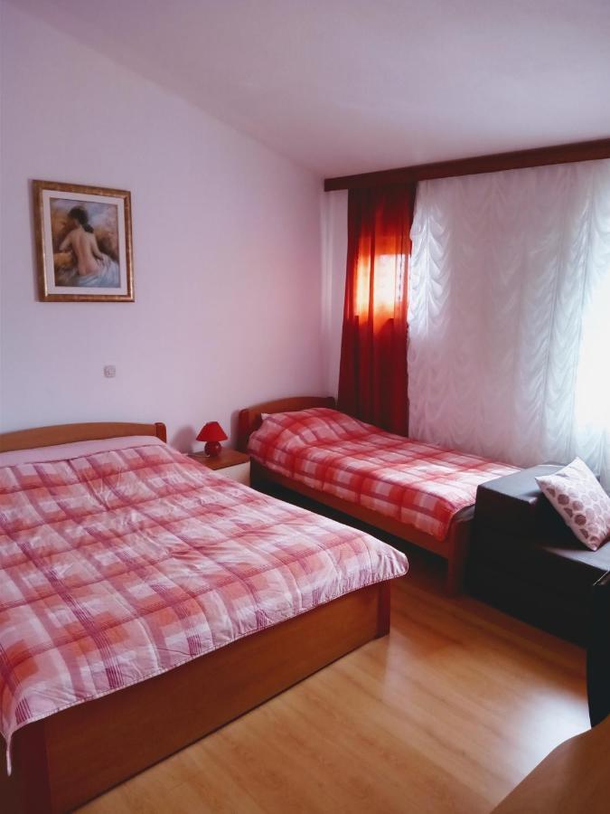 Apartmani Nikolina Ražanac Buitenkant foto